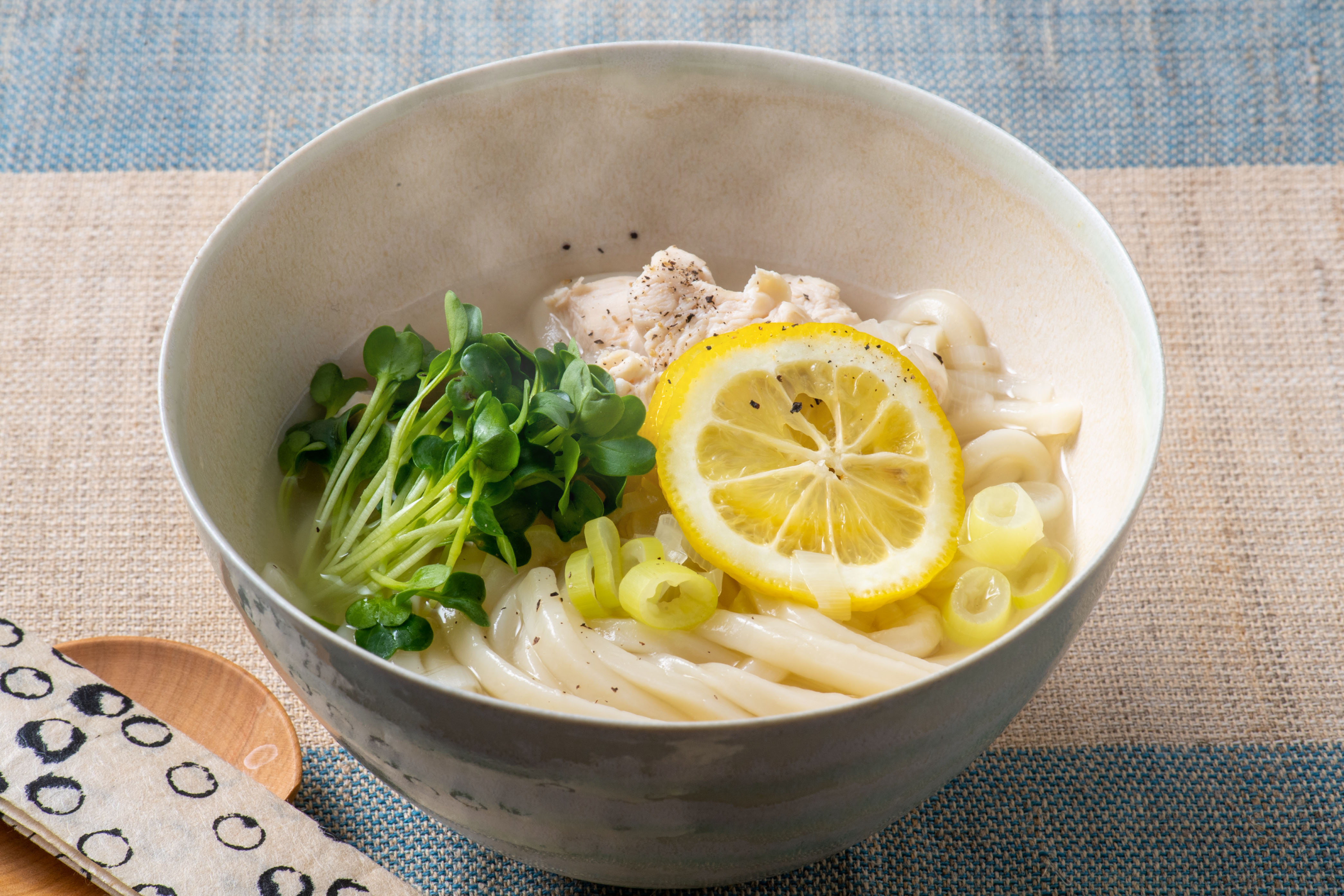 香り爽やか「温かレモンうどん」