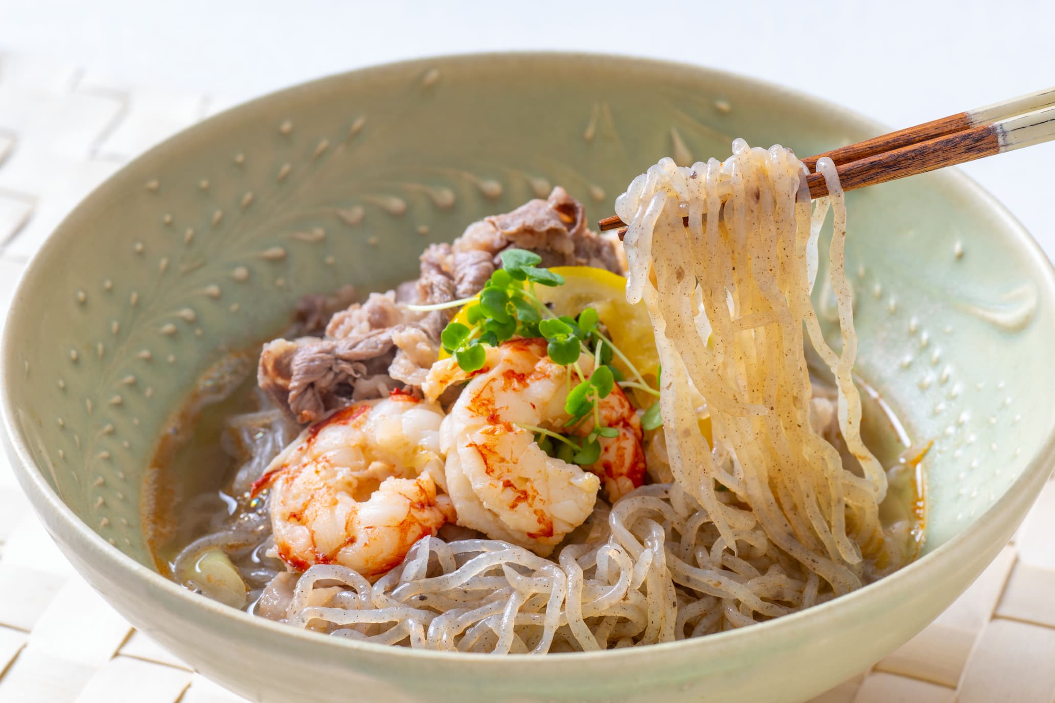 ごちそう エビと牛肉のこんにゃく麺