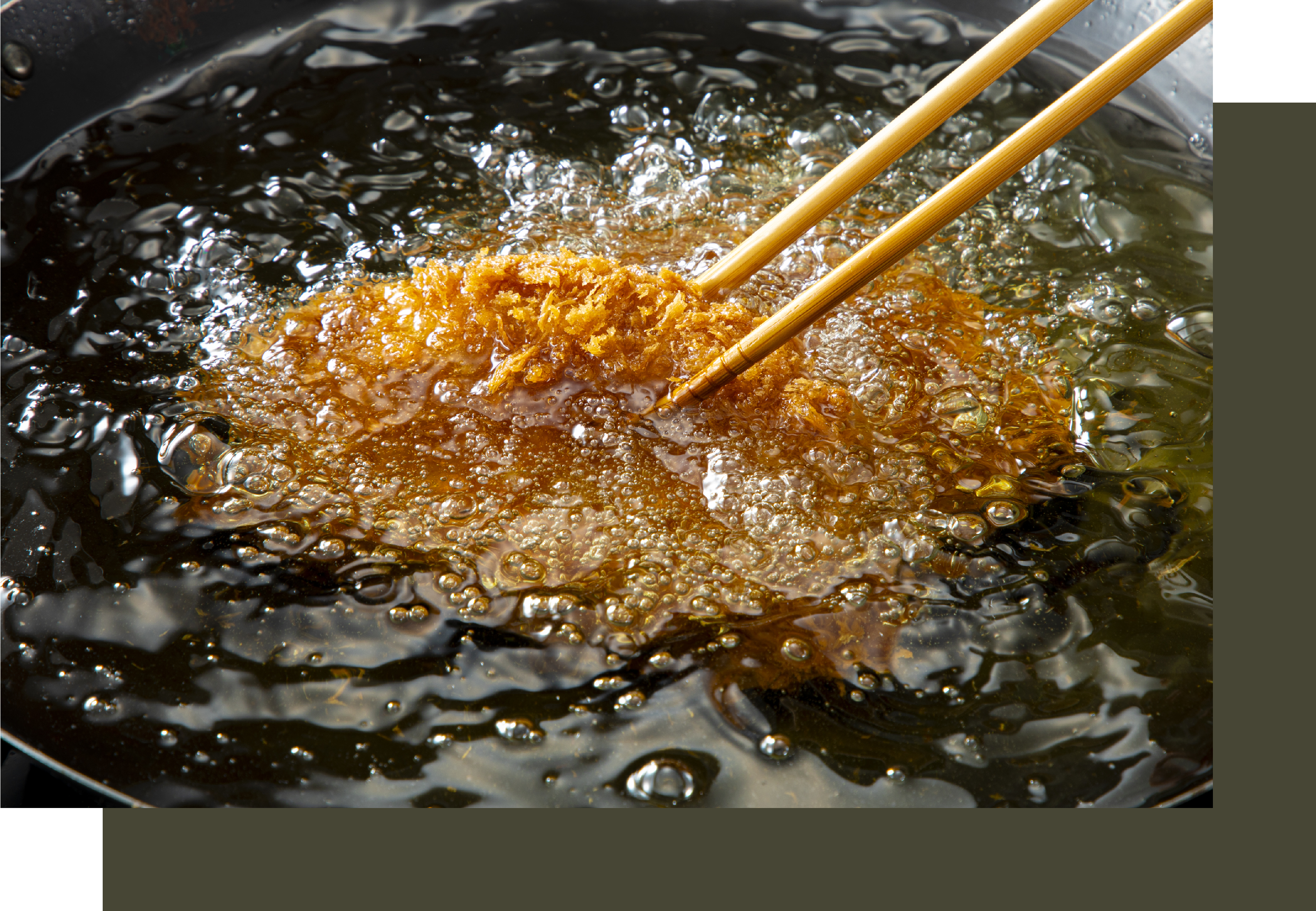 とんかつを油で揚げている