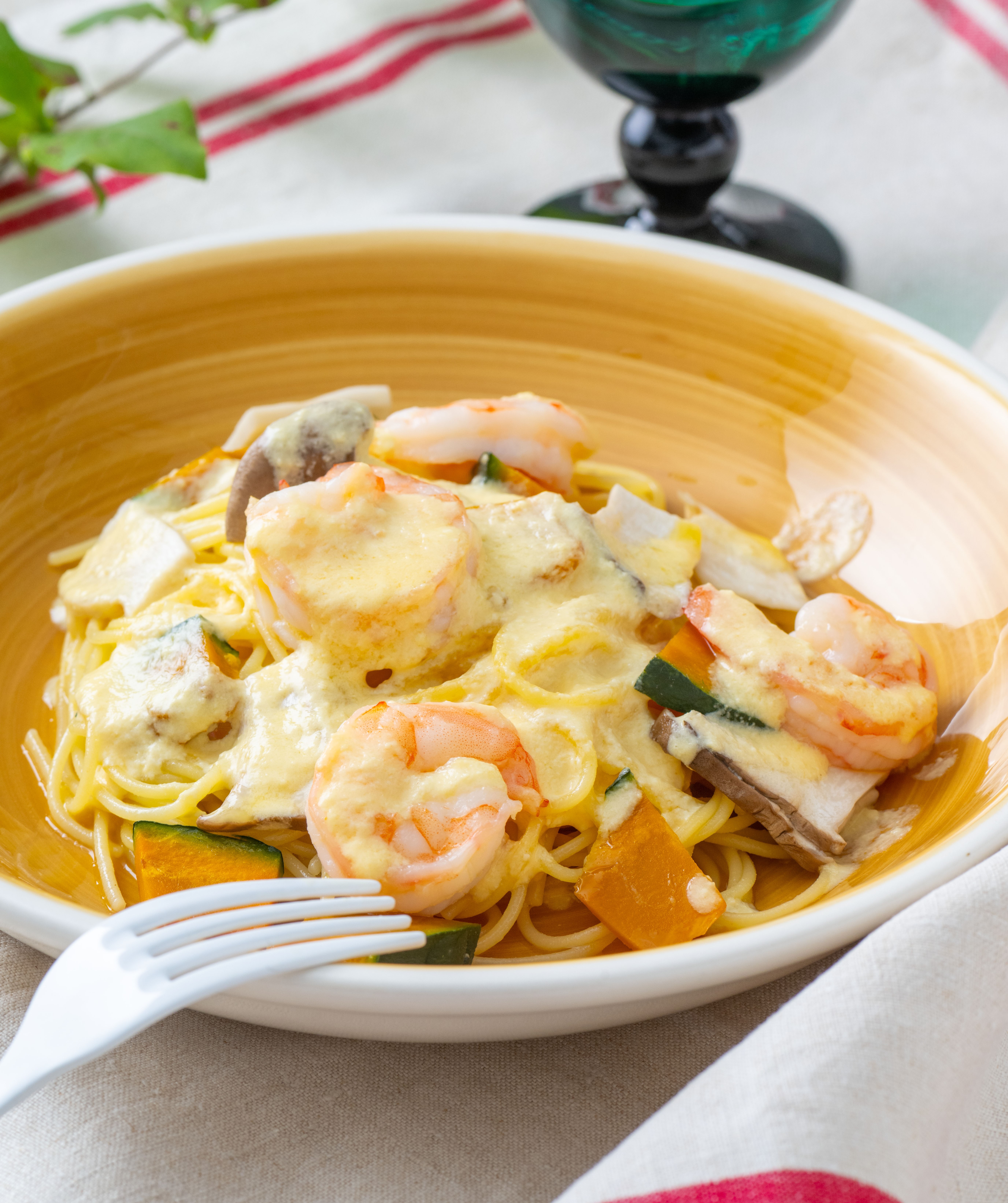 エビと秋野菜のカルボナーラ