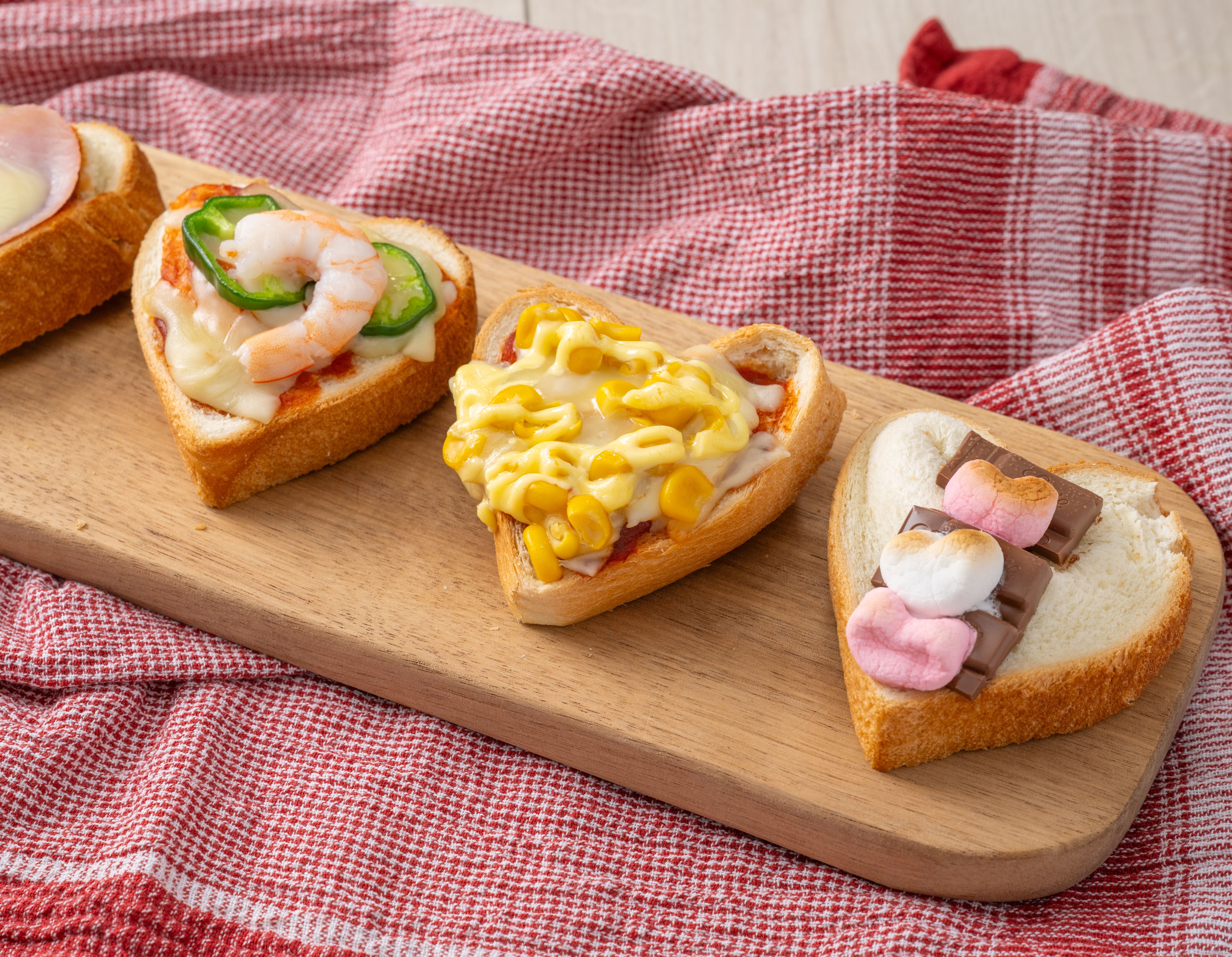 パンで簡単♡ハート型ピザ